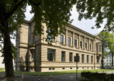 seitlicher Blick auf die Fassade der Villa