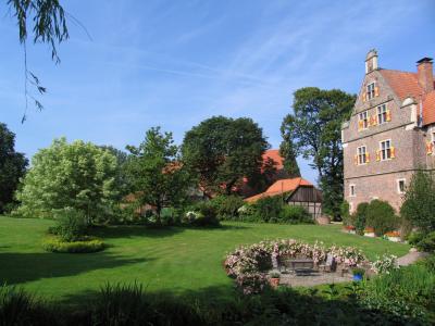 Torhaus mit verdecktem Bauhaus im Hintergrund