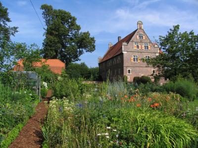 Garten mit Torhaus im Hintergrund