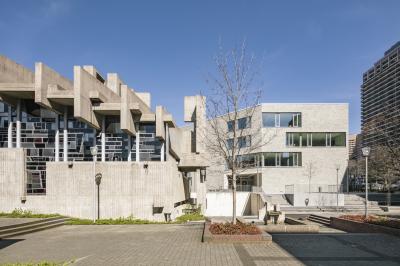 Links die Kirche, rechts das Erzbischöfliche Berufskolleg