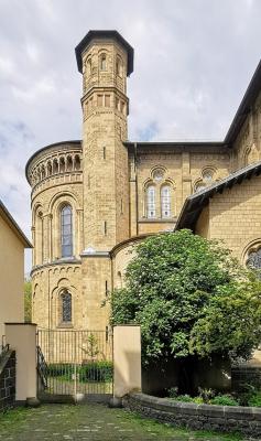 Außenansicht Chor mit flankierendem Turm