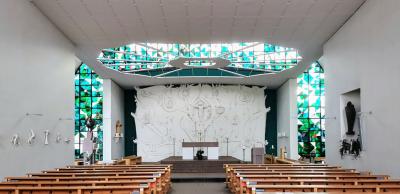 Kircheninnenraum mit Blick Richtung Altar