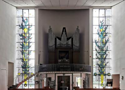 Orgel mit seitlichen Glasfenstern