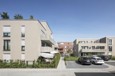 Wohngebäude mit beigebraunem Wandputz