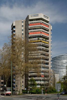 Sternhaus mit benachbartem Sky Office im Hintergrund