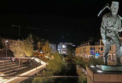 Stufenanlage Siegen zu neuen Ufern, bei Nacht