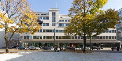 L.-Fritz-Gruber-Platz mit Disch-Haus im Hintergrund