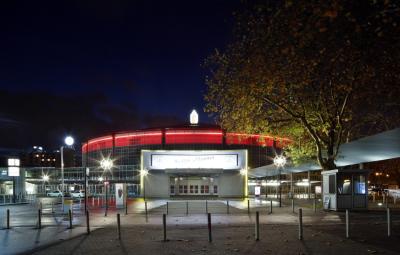 Eingangsbereich bei Nacht