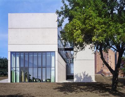 Haus der Stille mit großem Fenster und Längsfuge