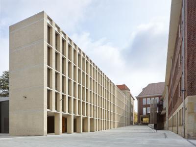 Der dem Altbau vorgestellte Riegel, rechts das Fürstenberghaus