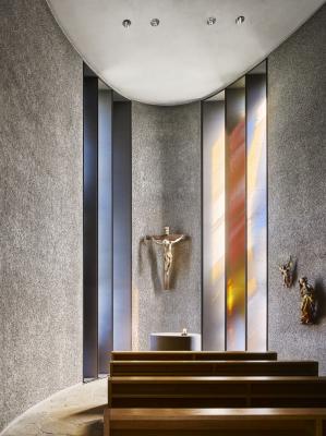 bunt einfallendes Licht in der Kapelle