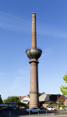 Industrieschornstein mit Wasserbehälter