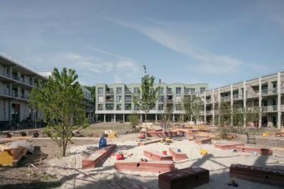 Begrünter Innenhof mit Spielflächen
