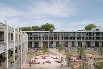 Begrünter Innenhof mit Spielflächen