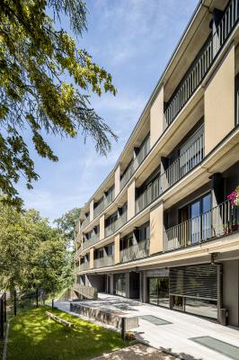 Studentisches Wohnen am Lousberg, geschwungene Gebäudekante, laubengangähnliche Balkone mit Sichtschutzelementen