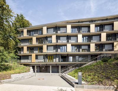 Studentisches Wohnen am Lousberg, Straßenperspektive, Vorplatz mit Erschließung