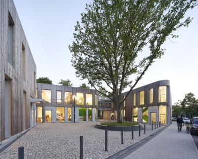 SOS - Kinderdorf, Vorplatz mit Bestandsbaum