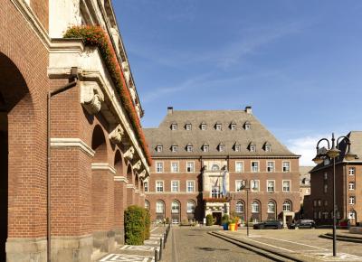 Ernst-Wilczok-Platz mit Rathaus Bottrop