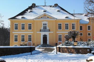 Schloss Miel, Fassadenansicht von Nordosten