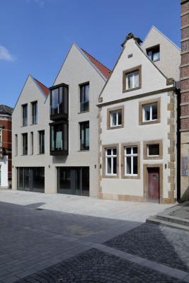 Außenperspektive Marktstraße, giebelständige Baukörper, sanierter historischer Bestand 