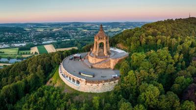 Denkmal mit Besucherzentrum, Schrägluftbild