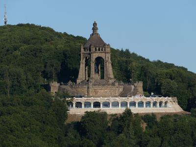 Denkmal mit Besucherzentrum, Frontansicht verglaste Arkadenbögen