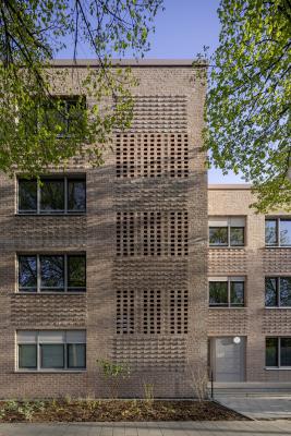 Gestaffelte Baukörper, verblendete Fensteröffnungen