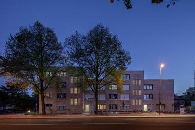 Straßenansicht des Wohnquartiers bei Nacht