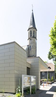 Gemeindehaus, im Hintergrund Kirche, Kirchplatz und Pfarrhaus