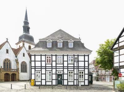 Rathaus Rietberg mit Kirche St. Johann Baptist