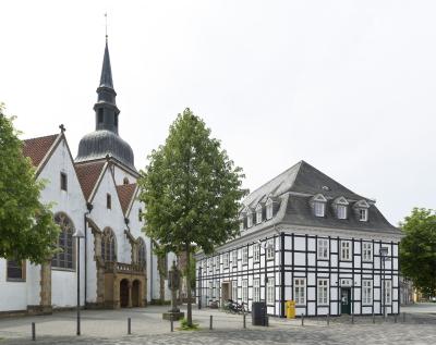 St. Johannes Baptist und Rathaus