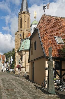 Heimathaus mit Wallfahrtskapelle und Kriche St. Clemens