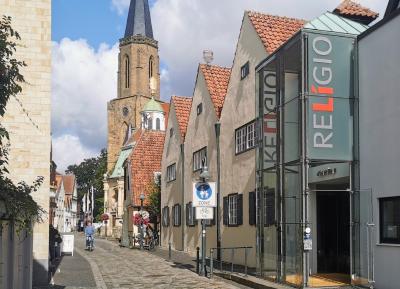 Blick in die Herrenstraße mit Museum RELíGIO