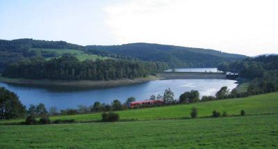 Gesamtansicht mit Staubecken und Naturflächen