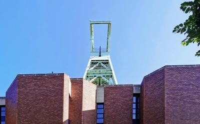 Erweiterungsbau vor Förderturm