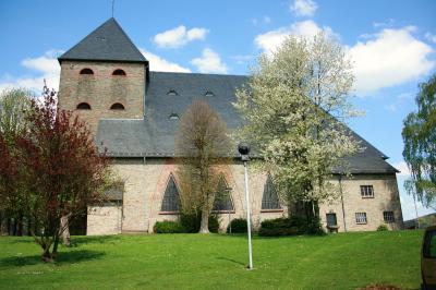 St. Apollinaris in Lindlar-Frielingsdorf von Süden gesehen