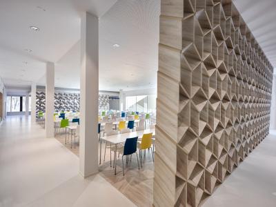 LWL Klinik Küchenhaus, Essbereich mit zonierendem Möbel als Raumtrenner