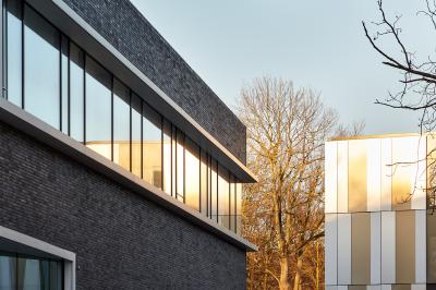 LWL Klinik Küchenhaus, Detailbild Fassade mit Fensterband