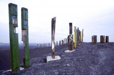 Halde Haniel mit Installation "Totems" (Agustín Ibarrola)