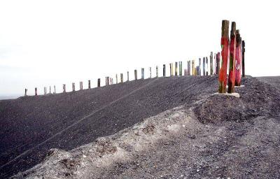 Halde Haniel mit Installation "Totems" (Agustín Ibarrola)