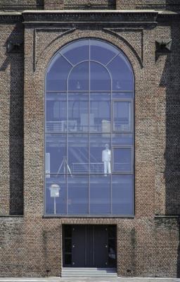 großes Rundbogenfenster der Fassade