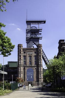 frontaler Blick auf den Turm und das Fördergerüst