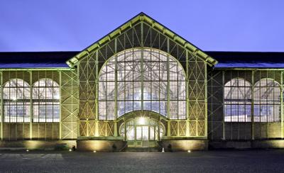 Maschinenhalle Eingangssituation abends