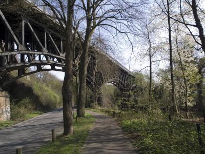 Stahlbögen im Bereich des Mühlengrabens