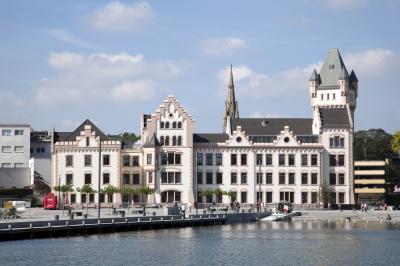 Blick über den Phoenix-See auf die Burg