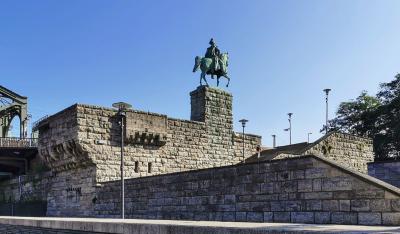 Hohenzollernbrücke, Brückenkopf mit Reiterstandbild