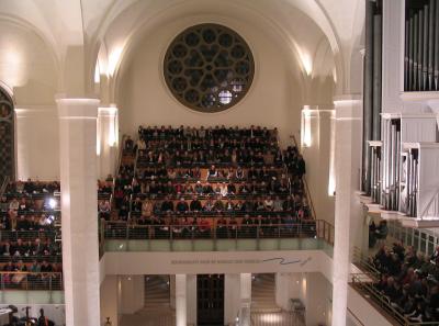 Empore mit Kirchenbesuchern an Heiligabend