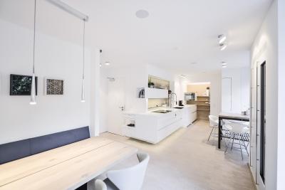 Rückblick zum Wohnungseingang mit Küchenzeile und Essplatz