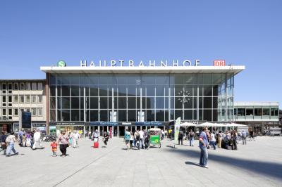 Blick auf die Fassade des Haupteingangs