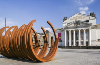 Stadttheater mit Skulptur 5 Arcs x 5 von Bernar Venet